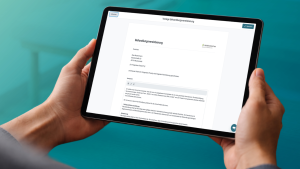 Foto eines Tablets mit geöffneter thevea-Vorlage für eine Behandlungsvereinbarung, inklusive Patientendaten, Vertragstext und Abschnitt zur wirtschaftlichen Aufklärung.
